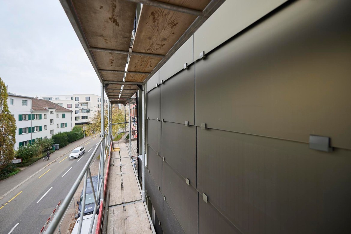 BHP 2022 11 03 Doerflistrasse 11 Oerlikon Solarpaneelen Fahrstuhl 3451 BHP 2022 11 03 Doerflistrasse 11 Oerlikon Solarpaneelen Fahrstuhl 3451
